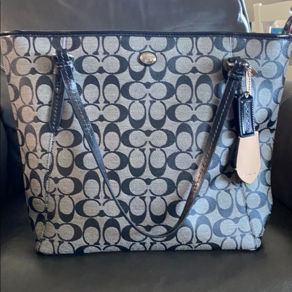 NWOT Coach Peyton Signature Zip Top Tote 👜